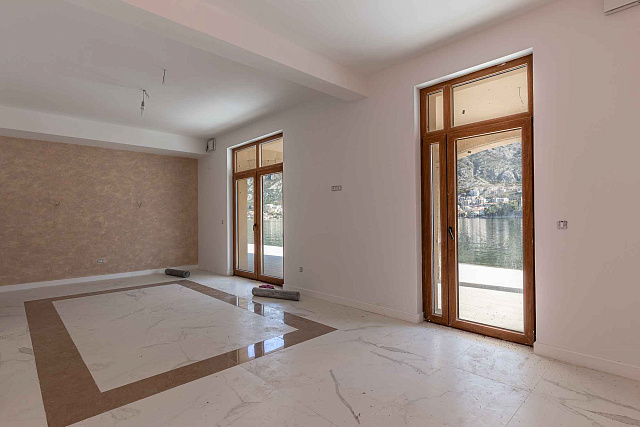 A luxurious three-story villa on the first sea line in  Kotor — photo 52
